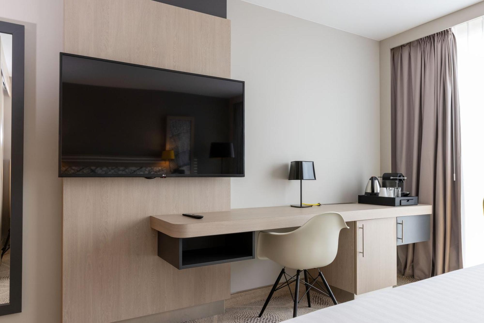 Habitación con cama grande